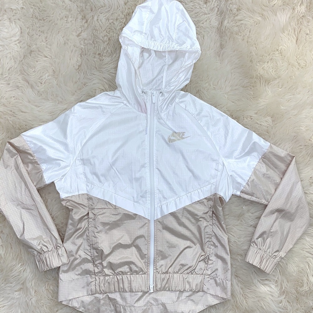 NIKE WINDBREAKER NUDE AND WHITE NEW